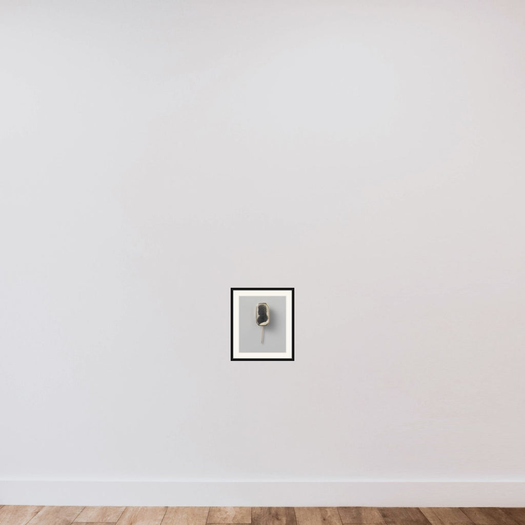 Broche met silhouetportret van een vrouw framed — shown to scale
