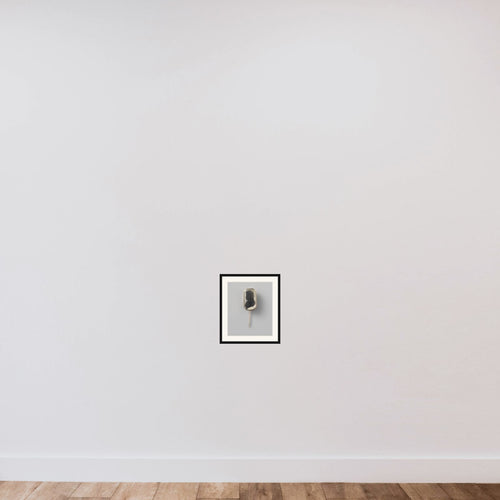 Broche met silhouetportret van een vrouw framed — shown to scale
