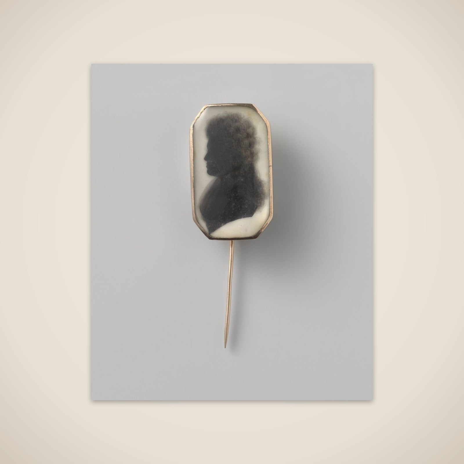 Broche met silhouetportret van een vrouw unframed print