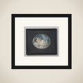 Portrait of een ziek girl in bed liggend framed
