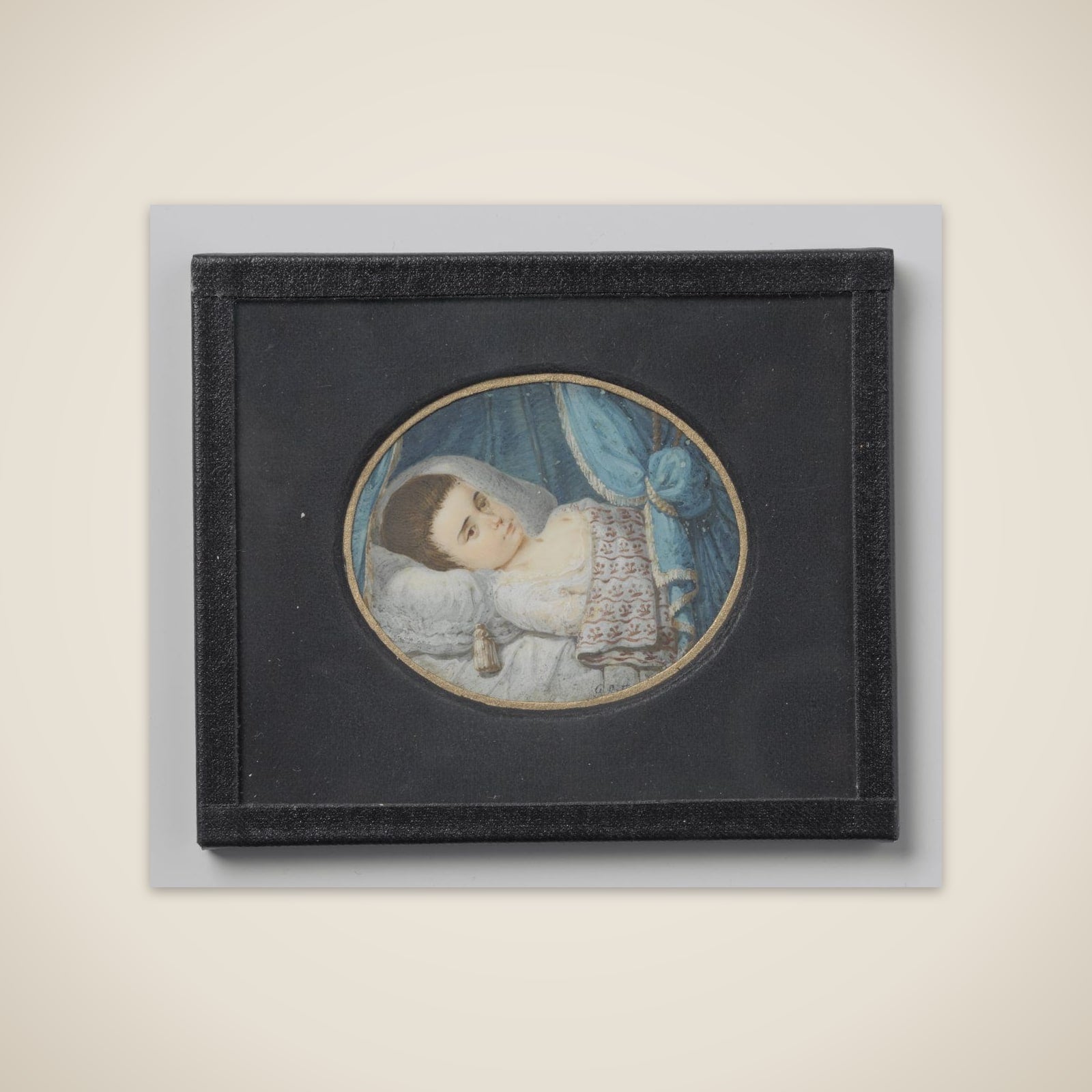 Portrait of een ziek girl in bed liggend unframed print