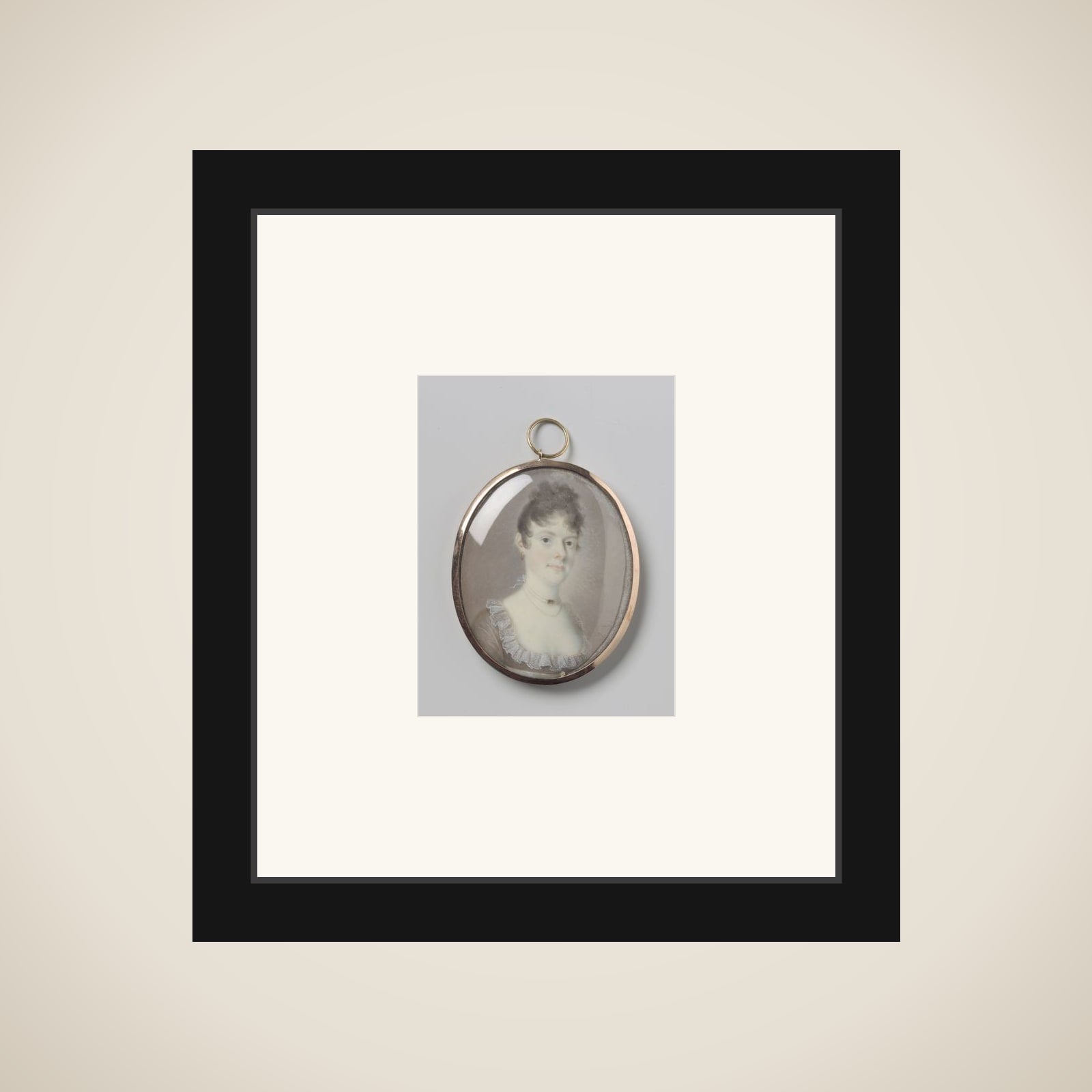 Portrait of een vrouw with een parelcollier framed