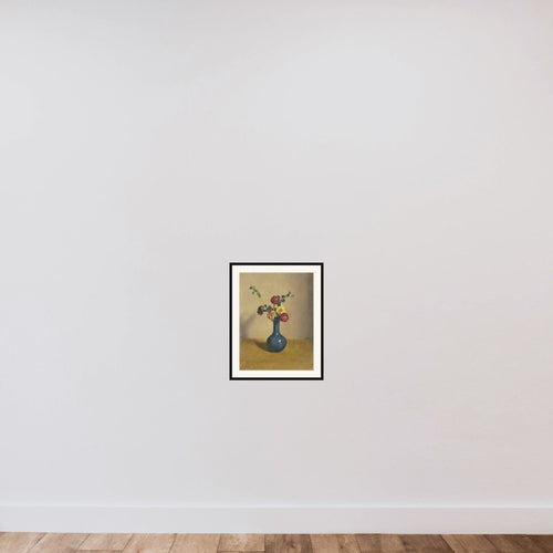 Afrikaantjes in een blauw vaasje framed — shown to scale