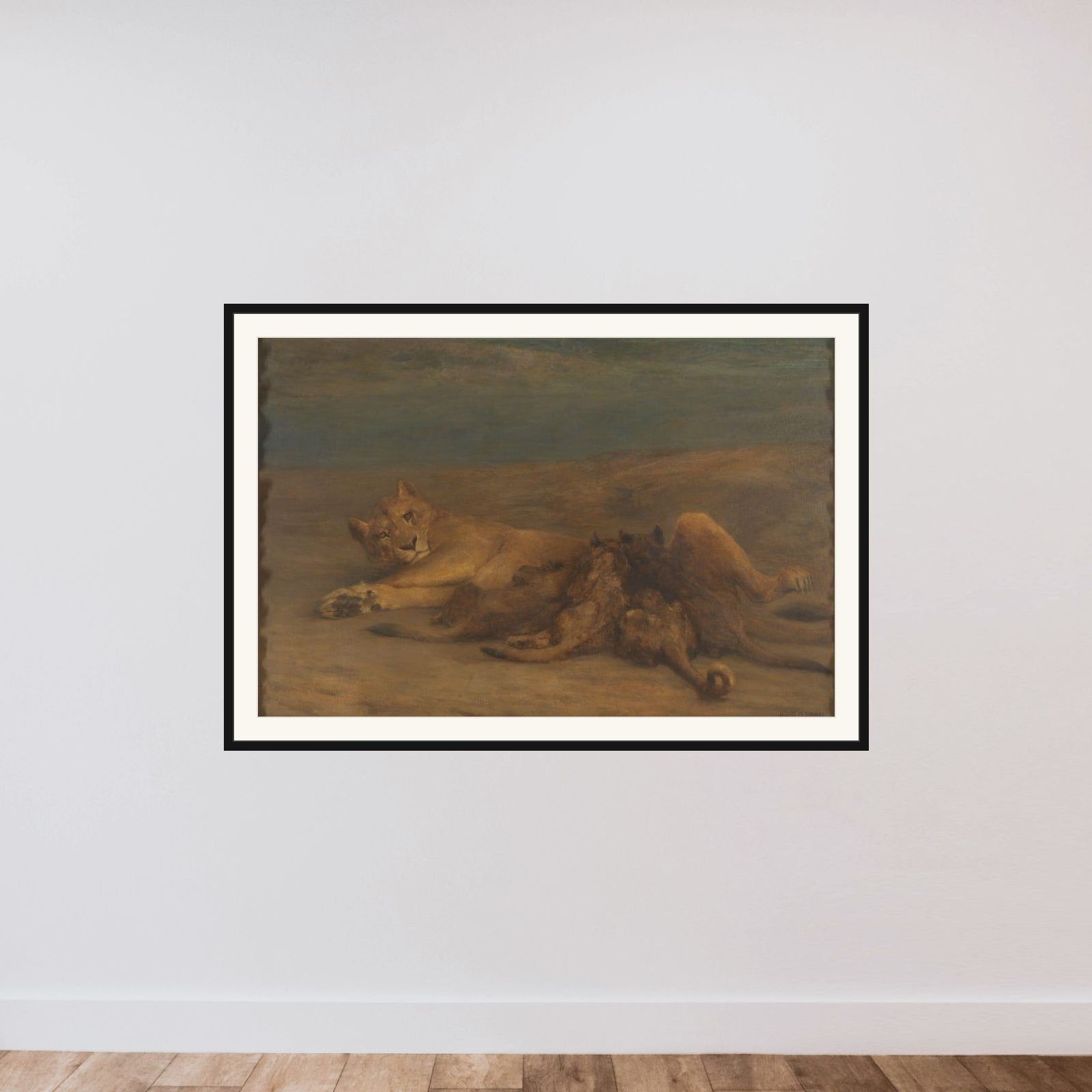 Een leeuwin met vier zogende welpen, genaamd 'Moederliefde' framed — shown to scale