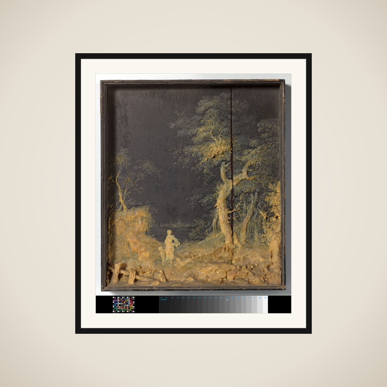 Landschap, waarin een vrouw, child en hond als stoffage, uitgevoerd in gele was op zwart gelakt paneel framed