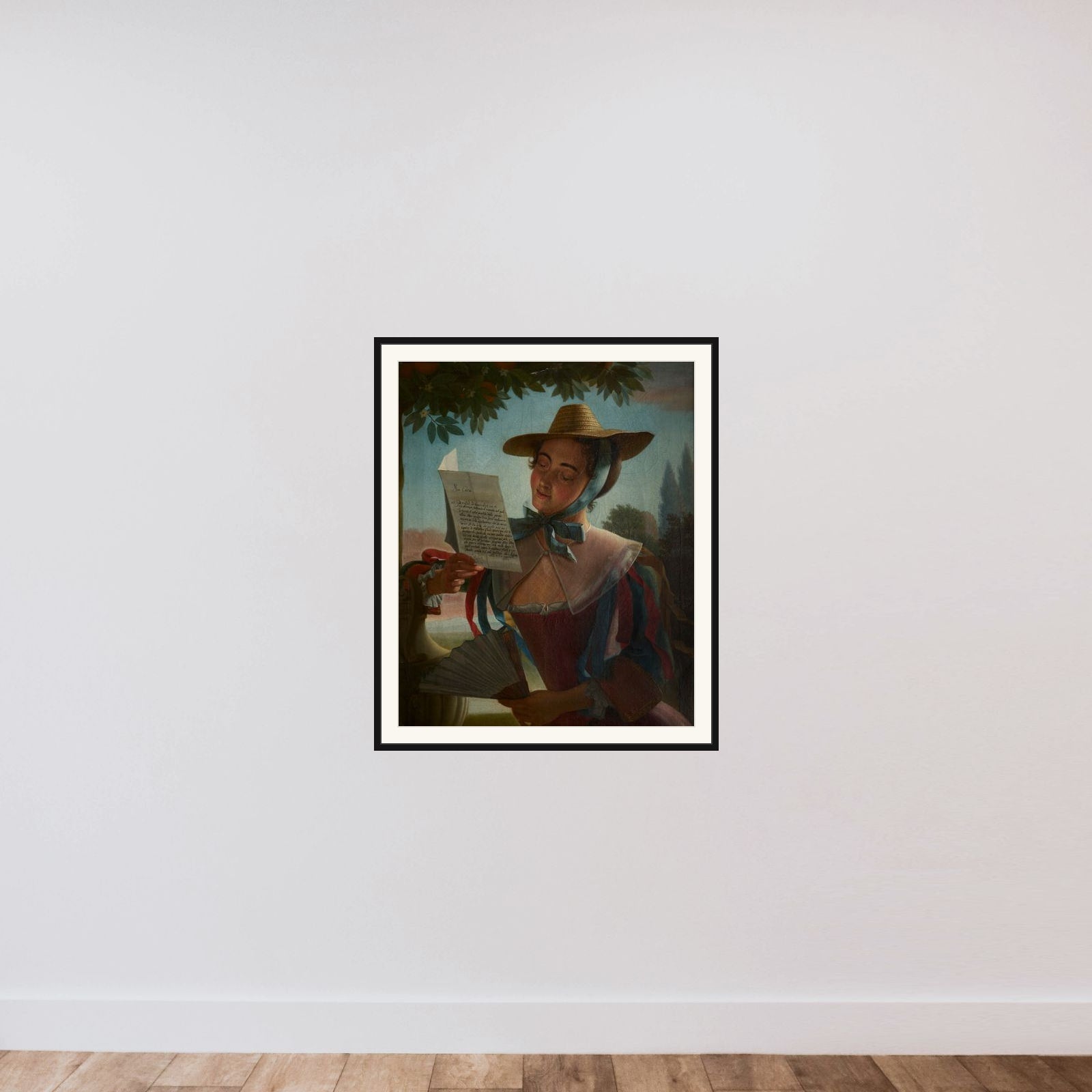 Dame i sommerdragt og med stråhat, læsende et brev framed — shown to scale