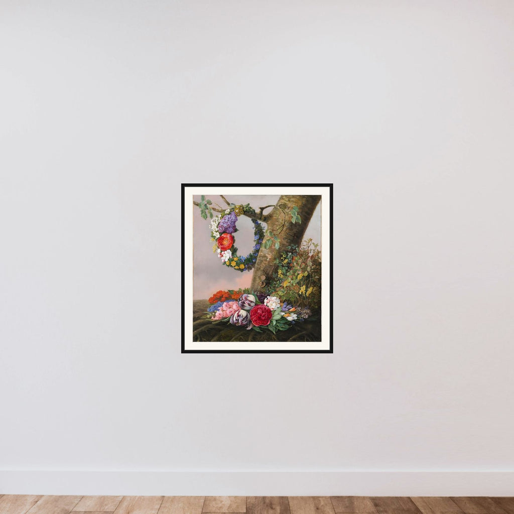 En buket blomster ved foden af et træ. På en gren hænger en blomsterkrans framed — shown to scale