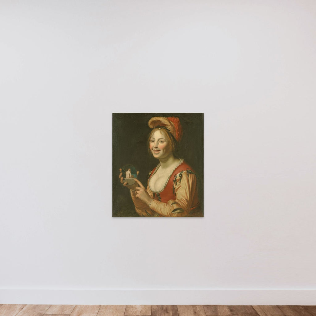 En leende pige, der fremviser et lille billede af en nøgen kvinde set bagfra unframed — shown to scale