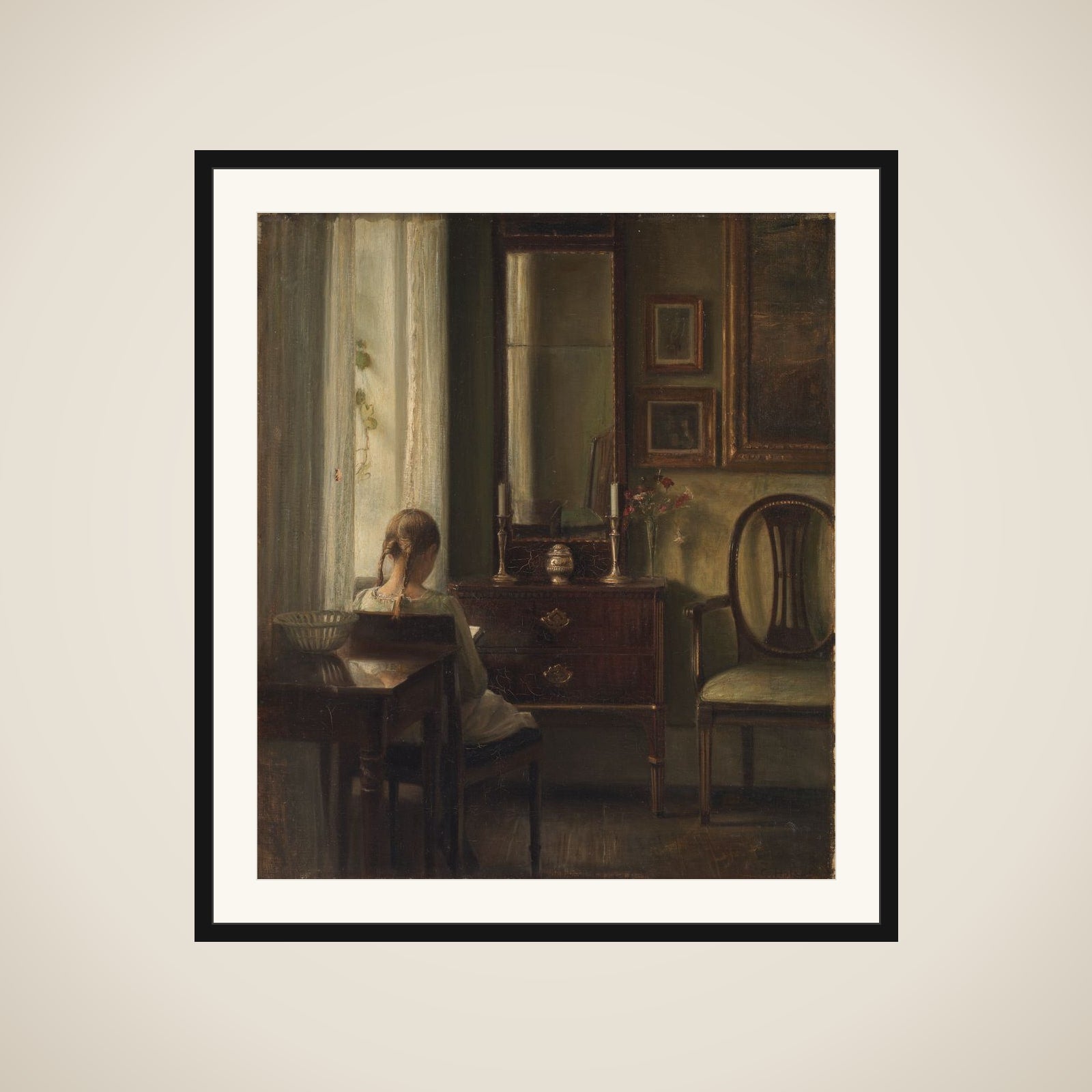 Interiør med ung pige der læser framed
