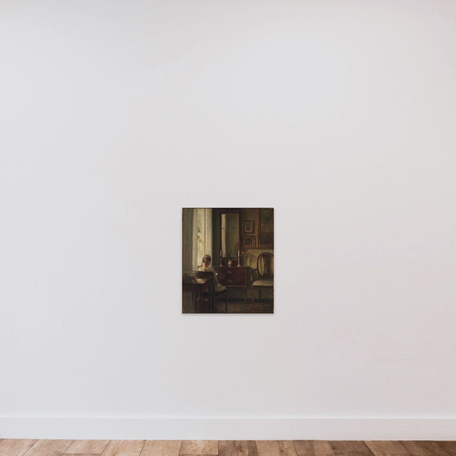 Interiør med ung pige der læser unframed — shown to scale