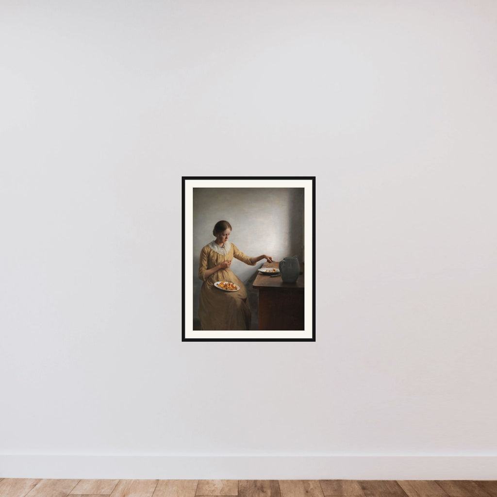 En ung pige, der renser kantareller framed — shown to scale