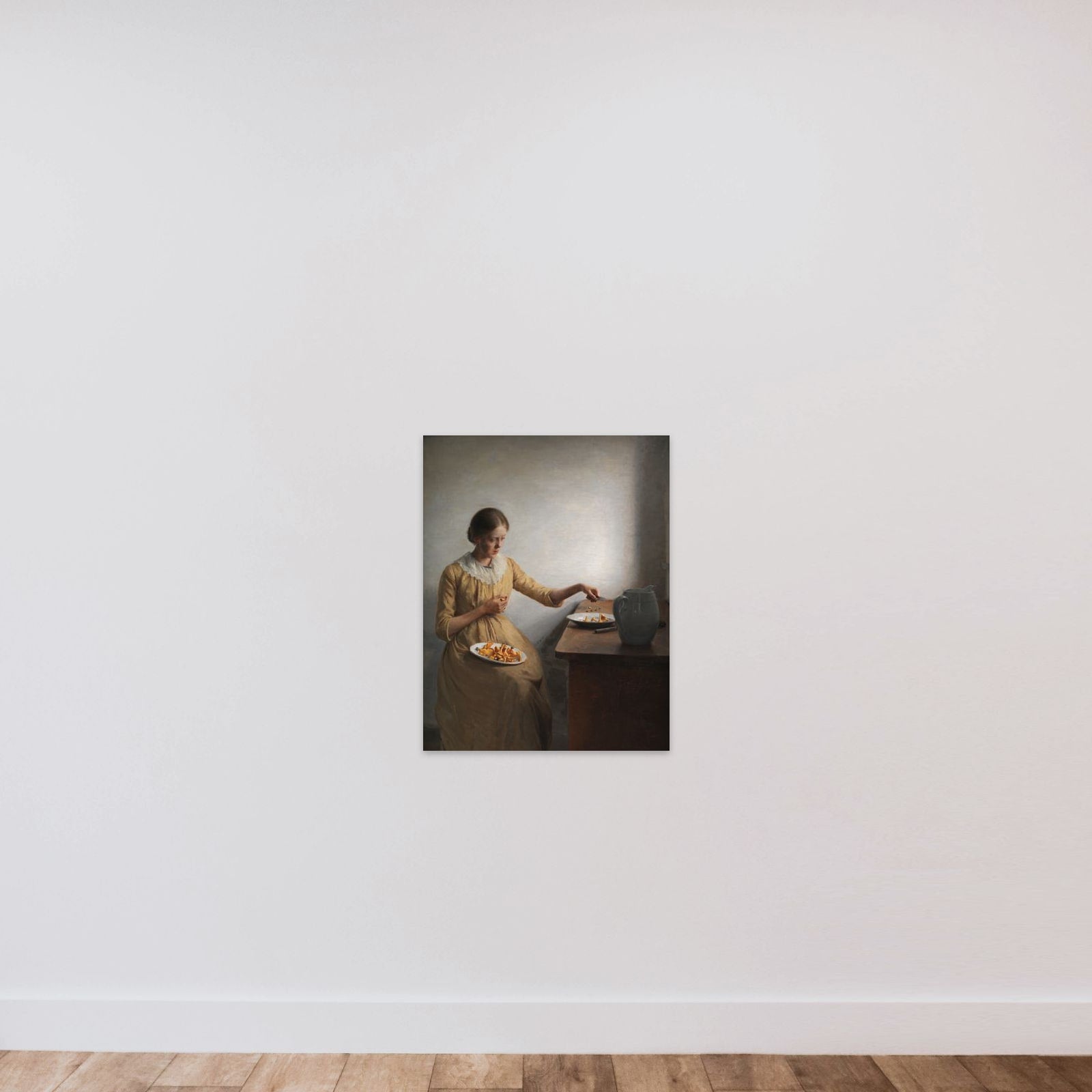 En ung pige, der renser kantareller unframed — shown to scale