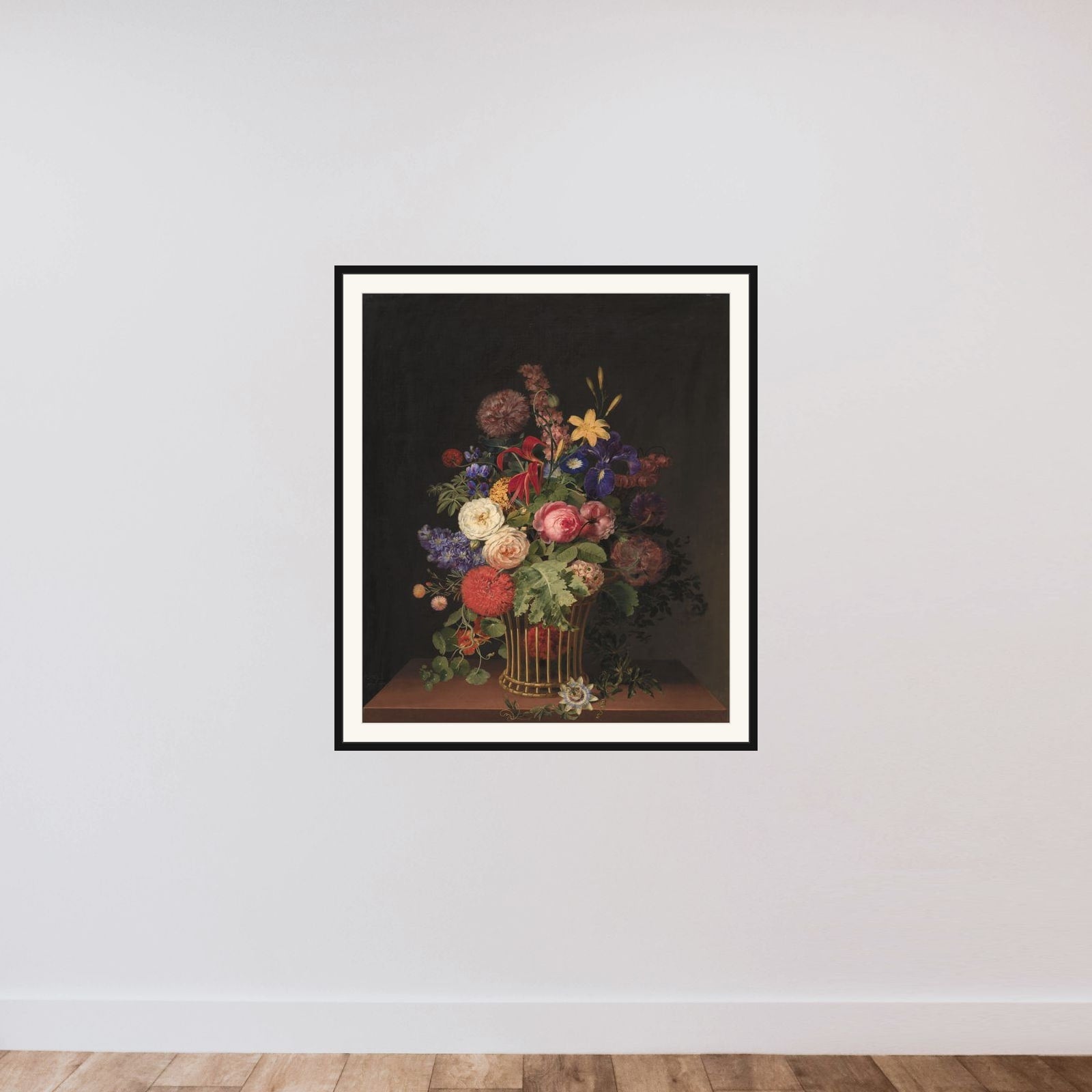 En let rørkurv med blomster framed — shown to scale