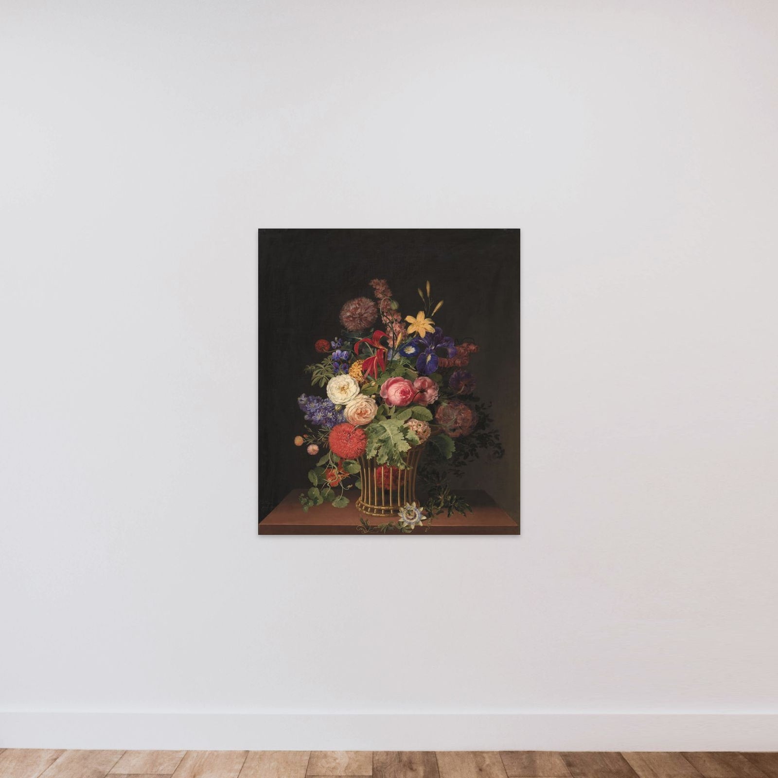 En let rørkurv med blomster unframed — shown to scale