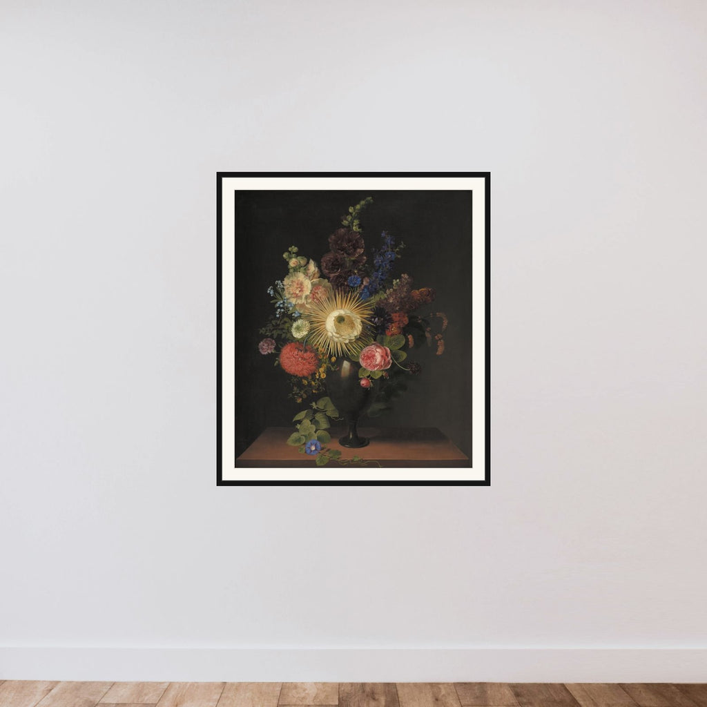 En porfyrvase med Cactus grandiflora og andre blomster framed — shown to scale