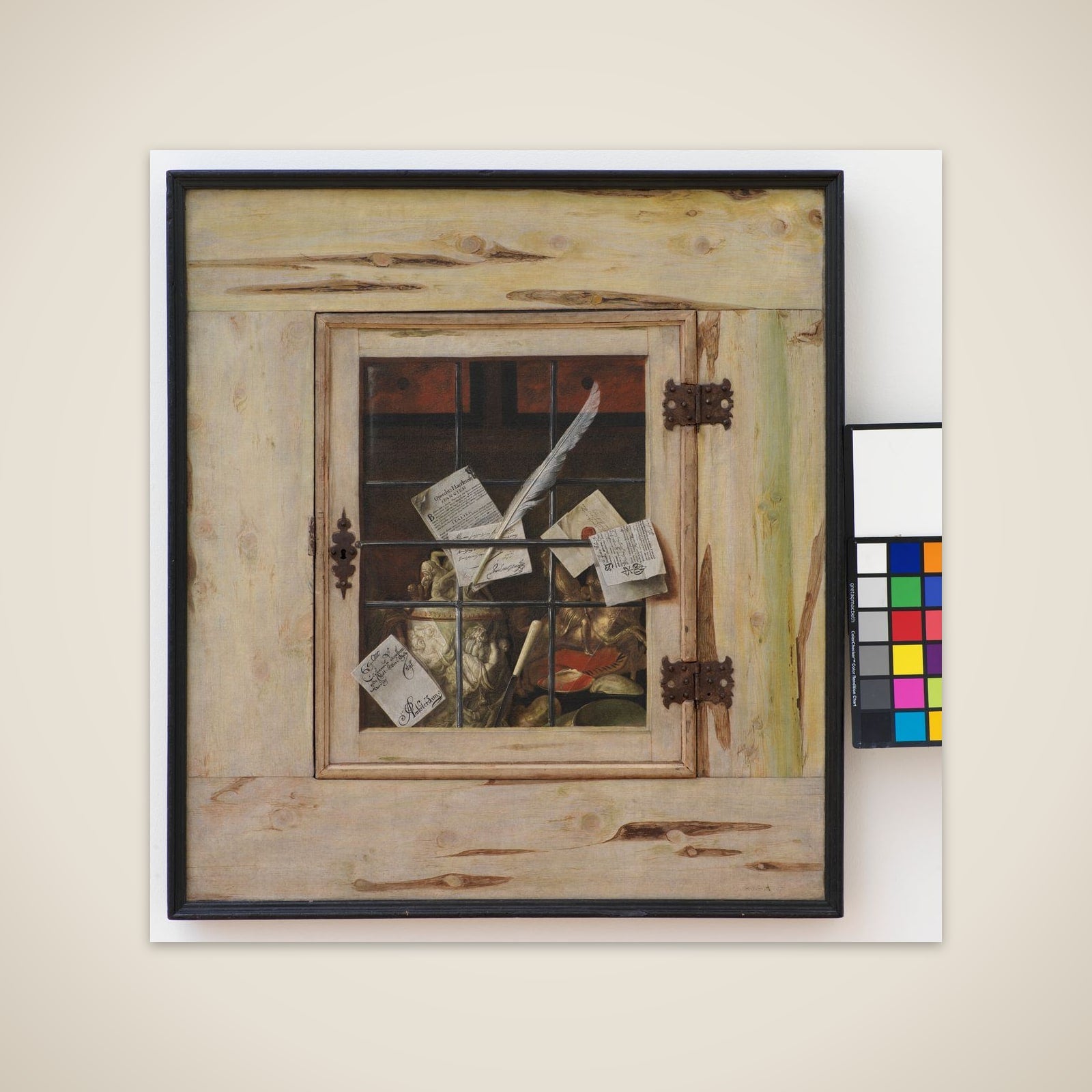 Et kunstkammerskab med elfenbenskrus og andre kunstkammergenstande unframed print