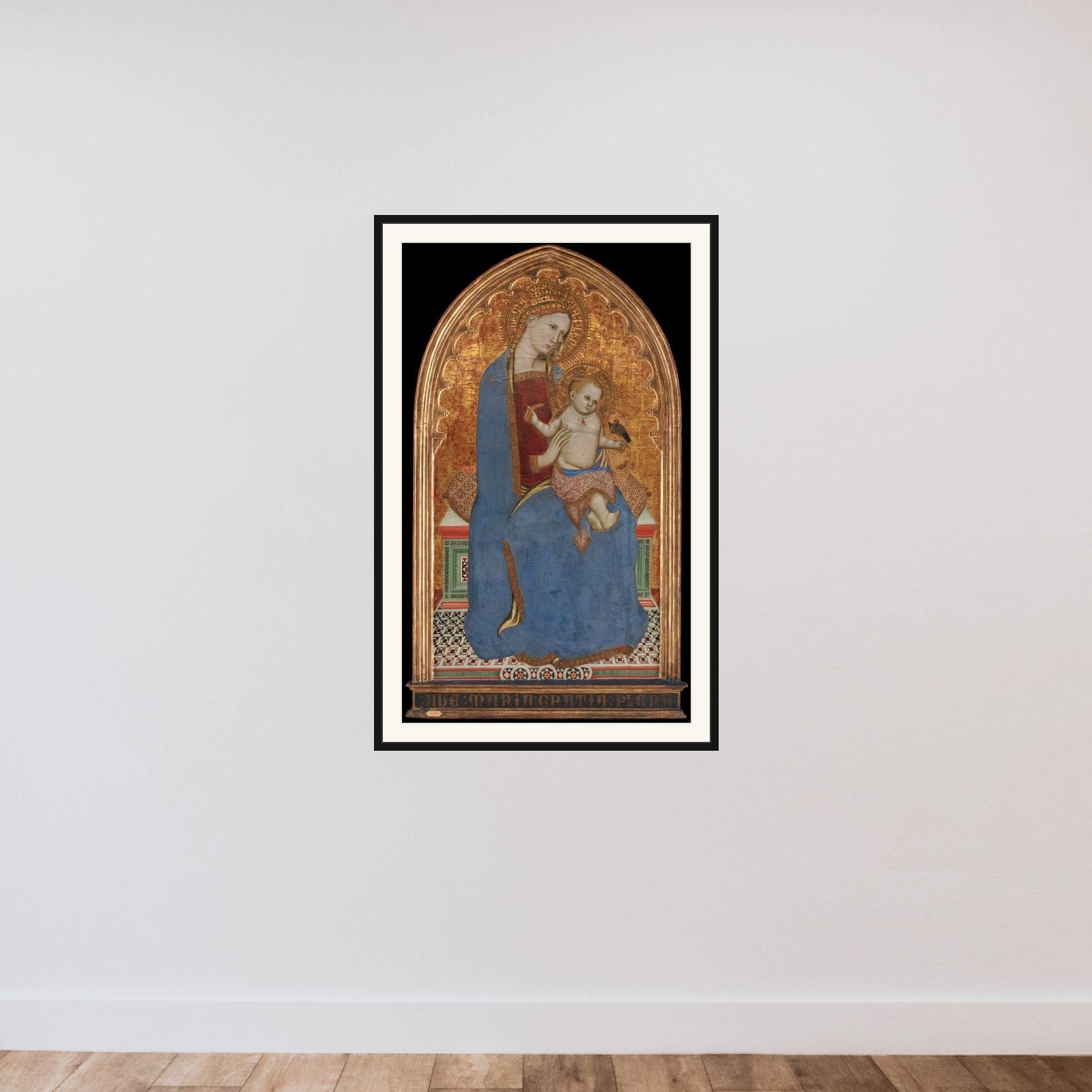 Madonna med Barnet, der leger med en stillids og holder et hirseaks i hånden framed — shown to scale