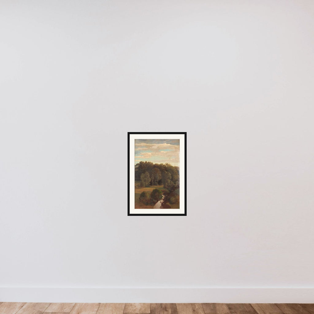 Træbevoksede bakker bag en eng med en tørvemose framed — shown to scale