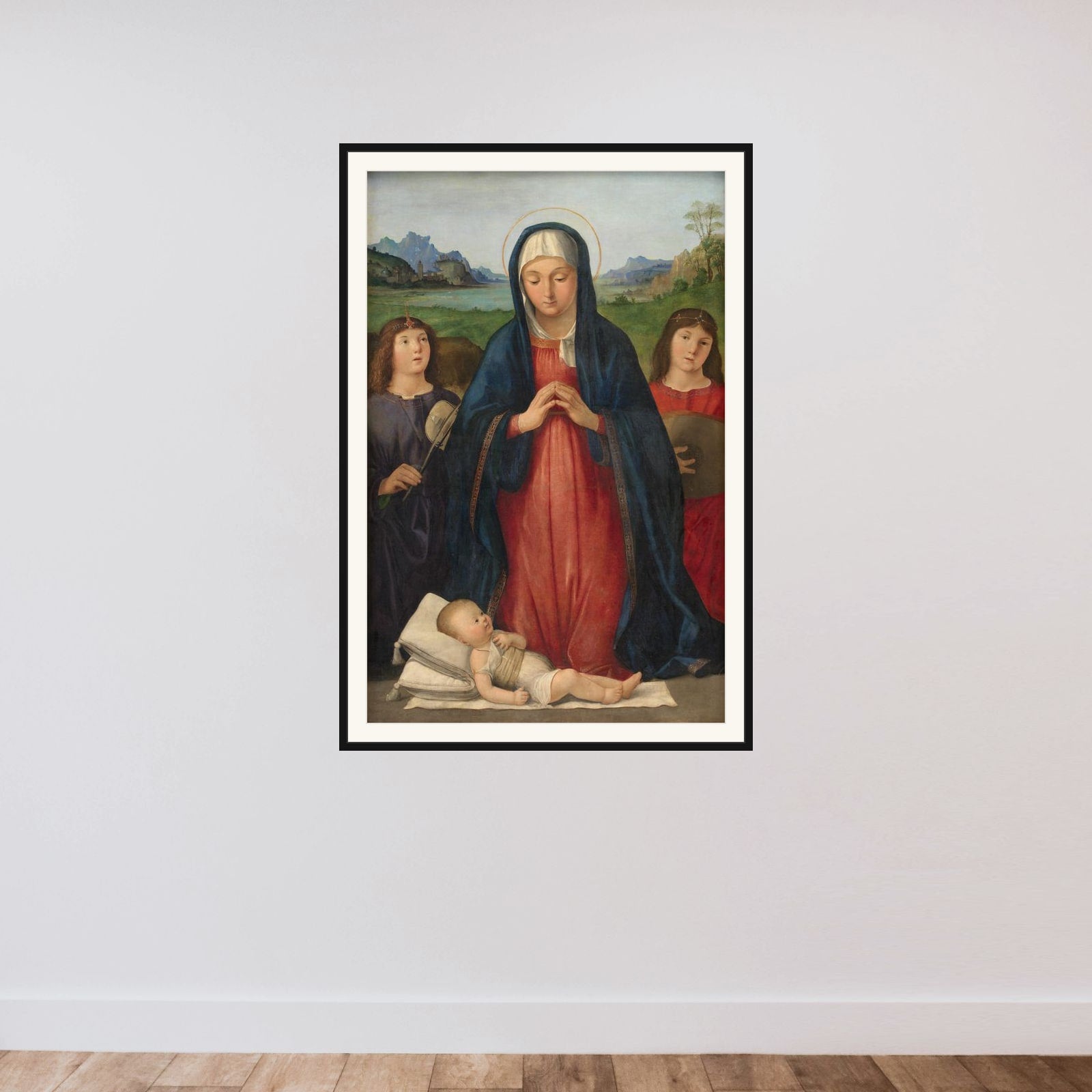 Kristusbarnet tilbedes af Jomfru Maria, der knæler mellem to musicerende engle framed — shown to scale
