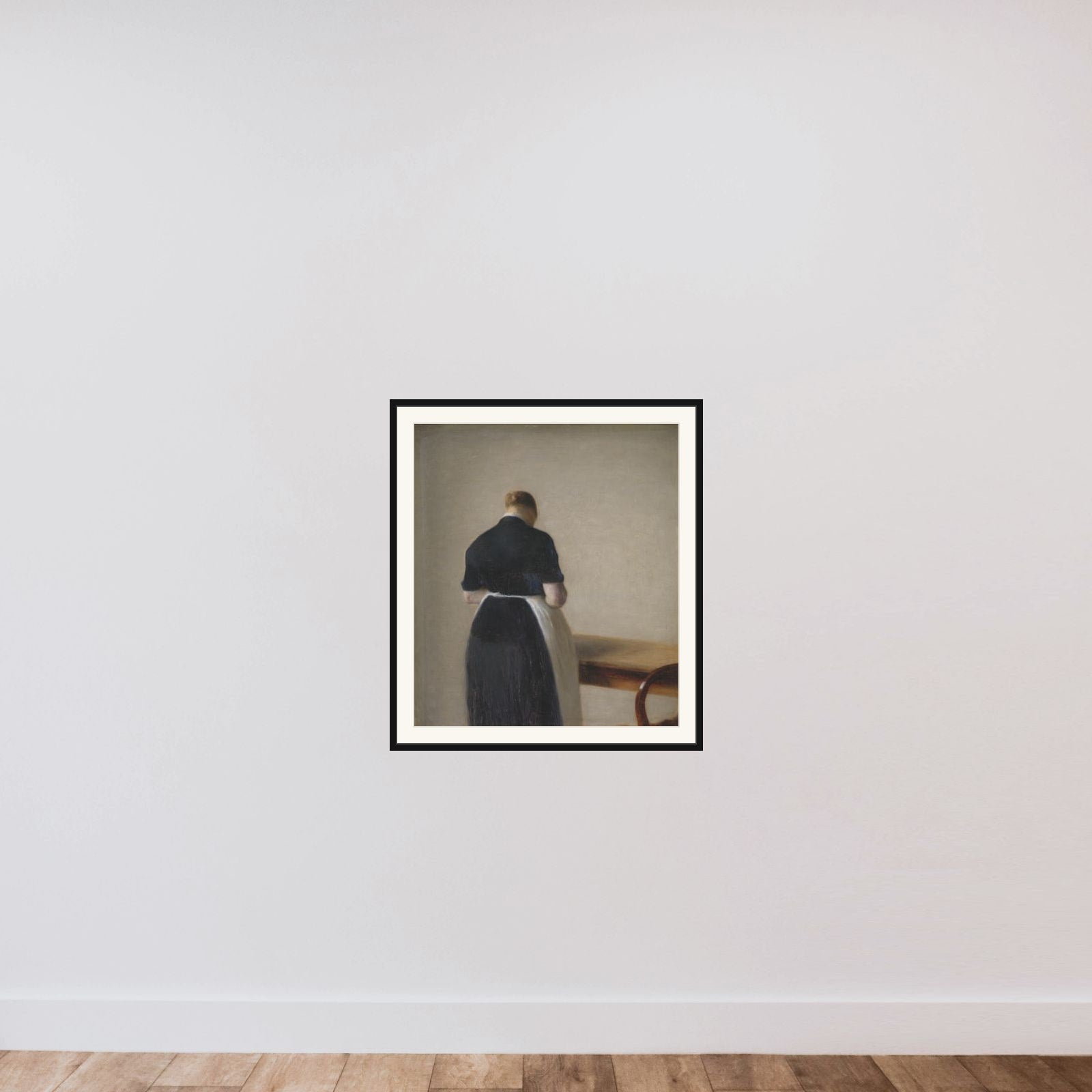Kvindefigur set fra ryggen framed — shown to scale