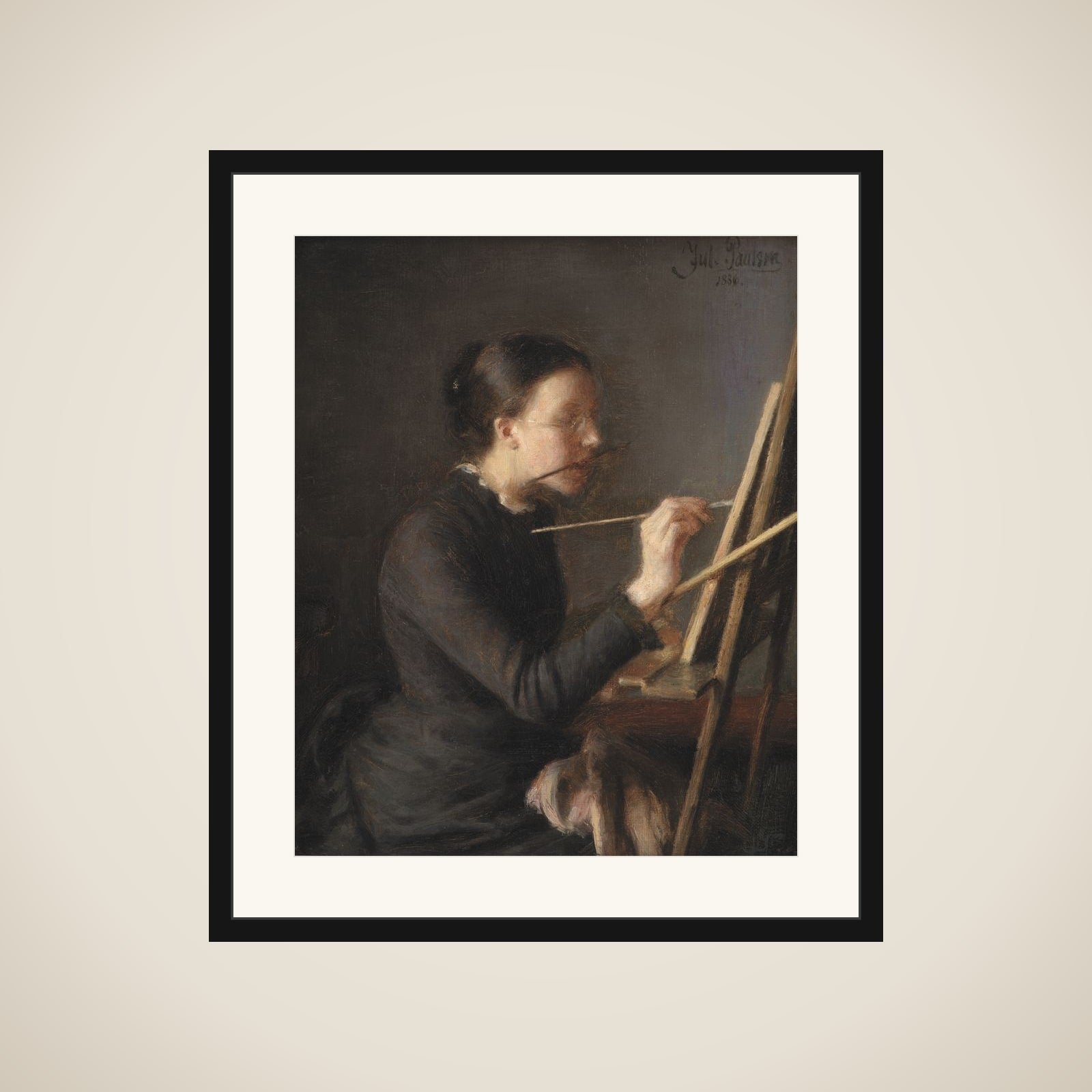 Malerinden Agnes Paulsen, kunstnerens søster, ved staffeliet framed