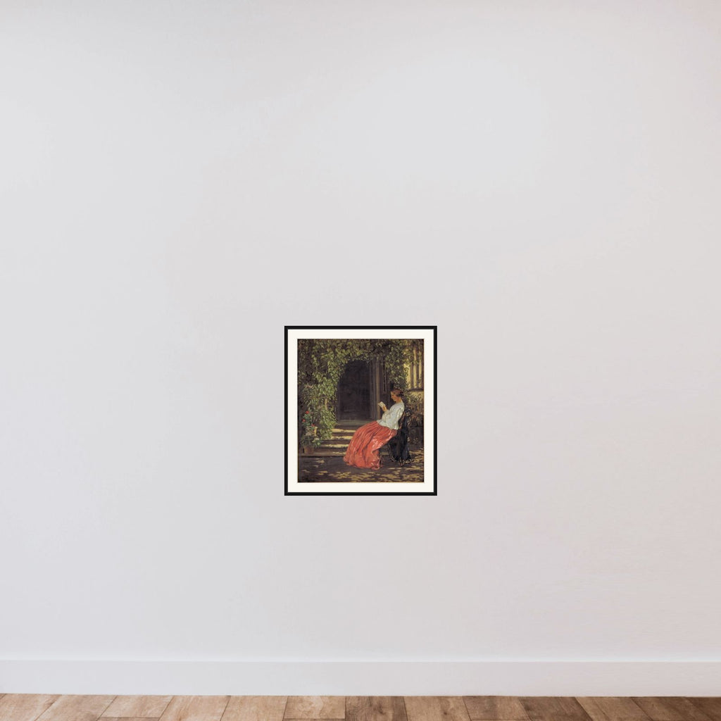Læsende dame uden for en havedør framed — shown to scale