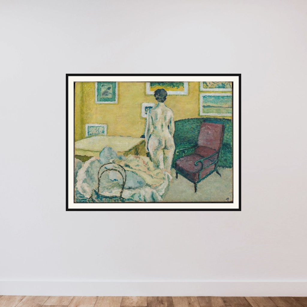 Modelfigur i interiør framed — shown to scale