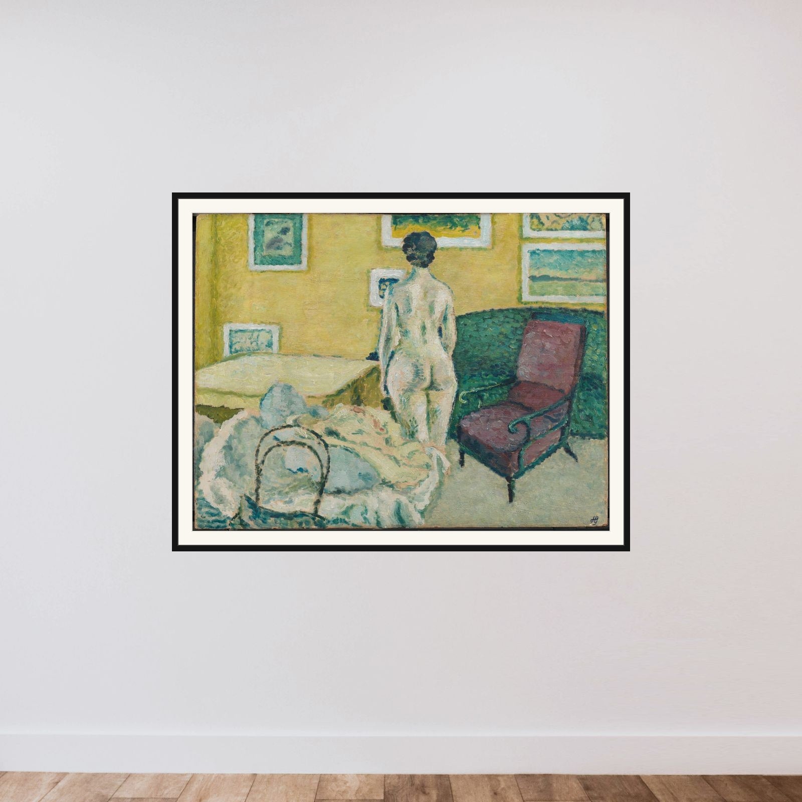 Modelfigur i interiør framed — shown to scale
