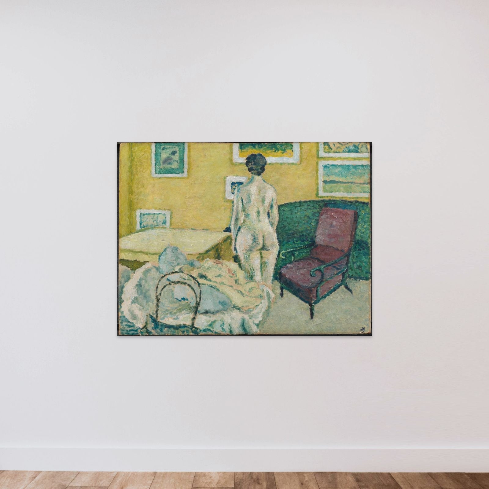 Modelfigur i interiør unframed — shown to scale