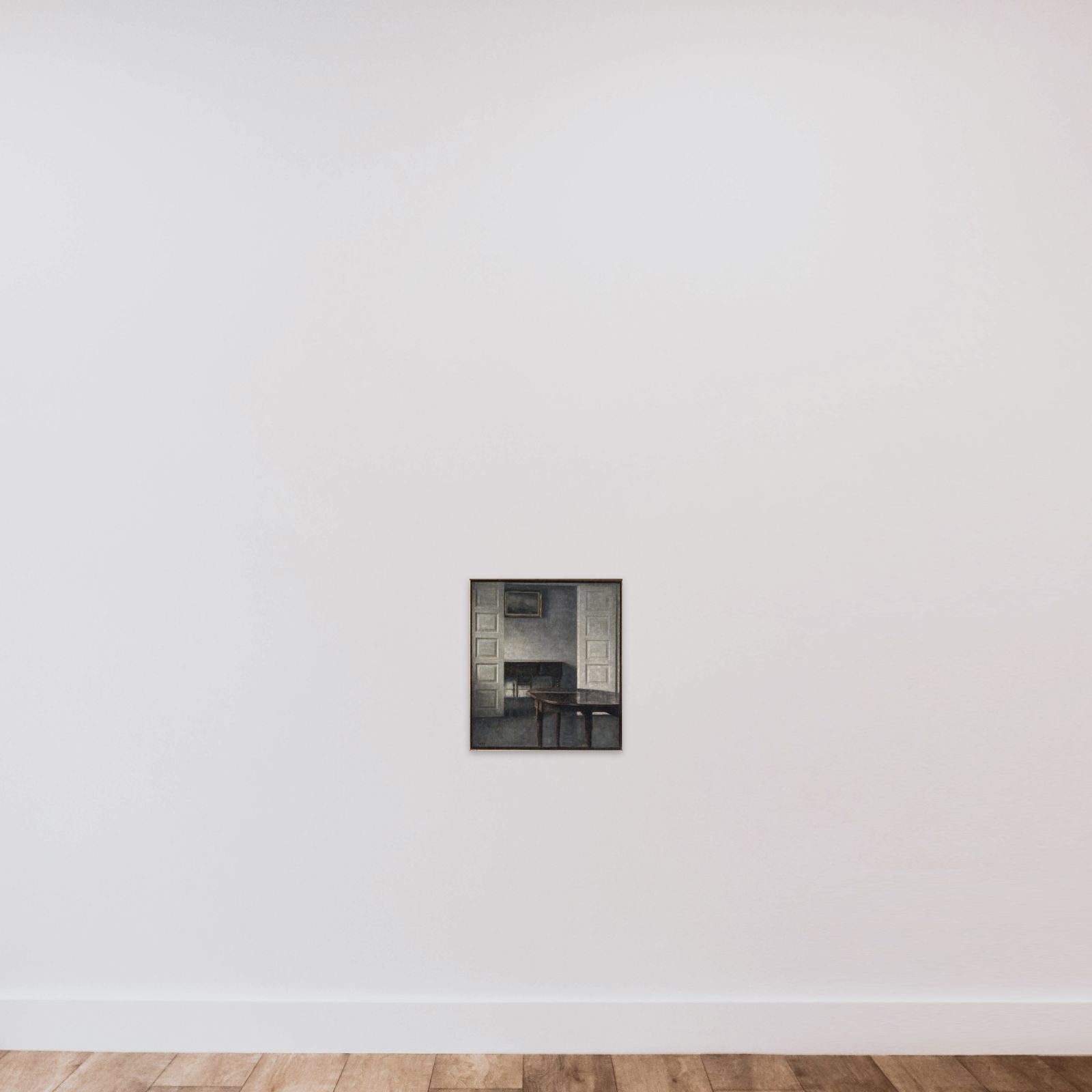 Stue. Fløjdørene står åbne ind til et bagved liggende værelse med et lukket klaver unframed — shown to scale