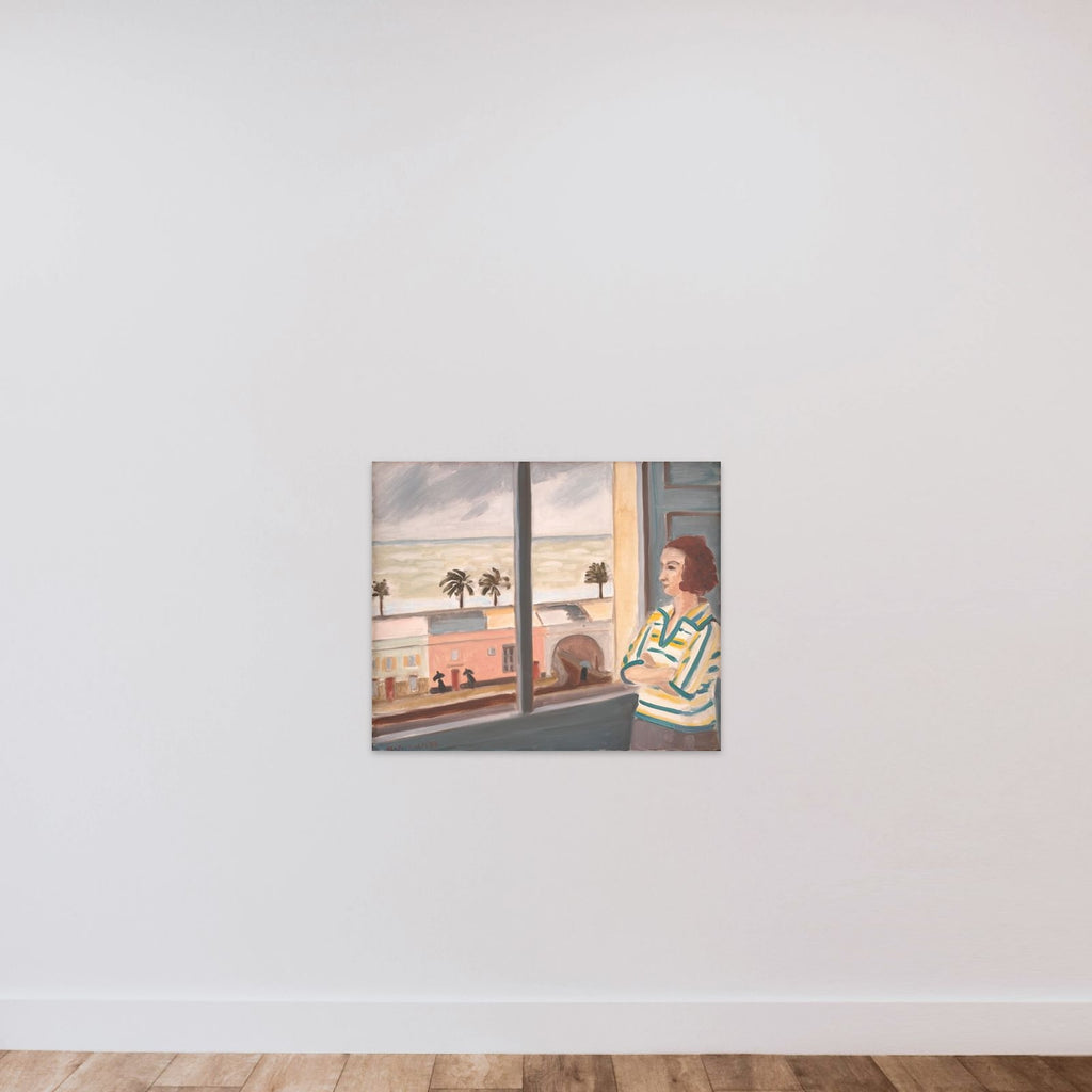 Ung pige, der betragter havet unframed — shown to scale