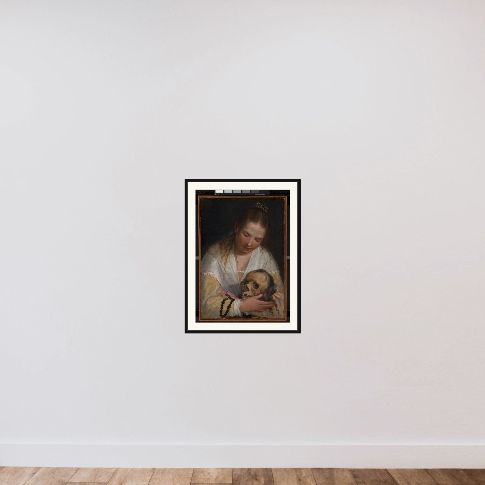 Ung kvinde som betragter et kranium framed — shown to scale