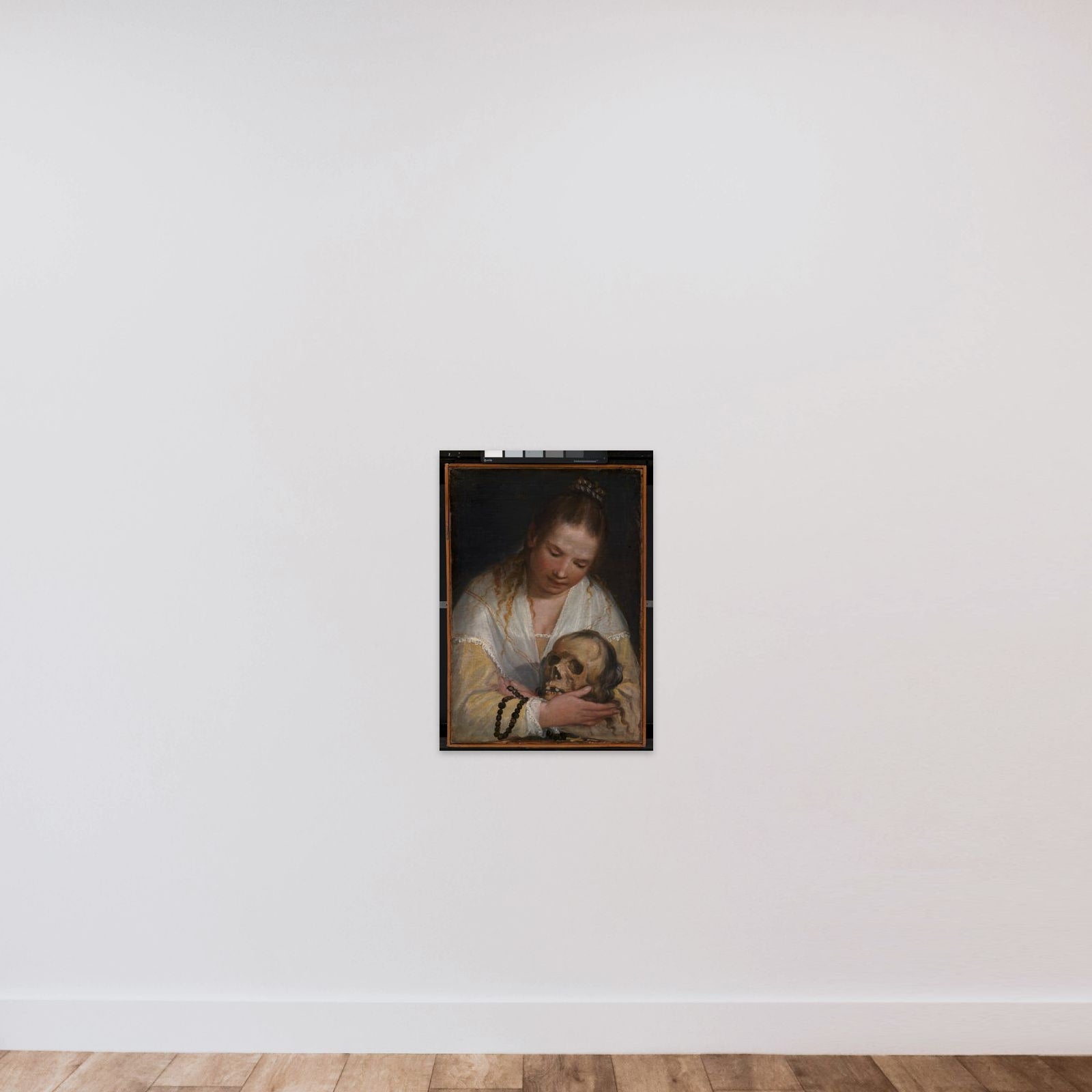 Ung kvinde som betragter et kranium unframed — shown to scale