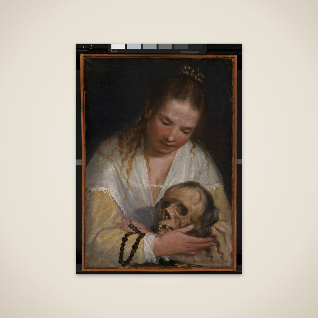 Ung kvinde som betragter et kranium unframed print