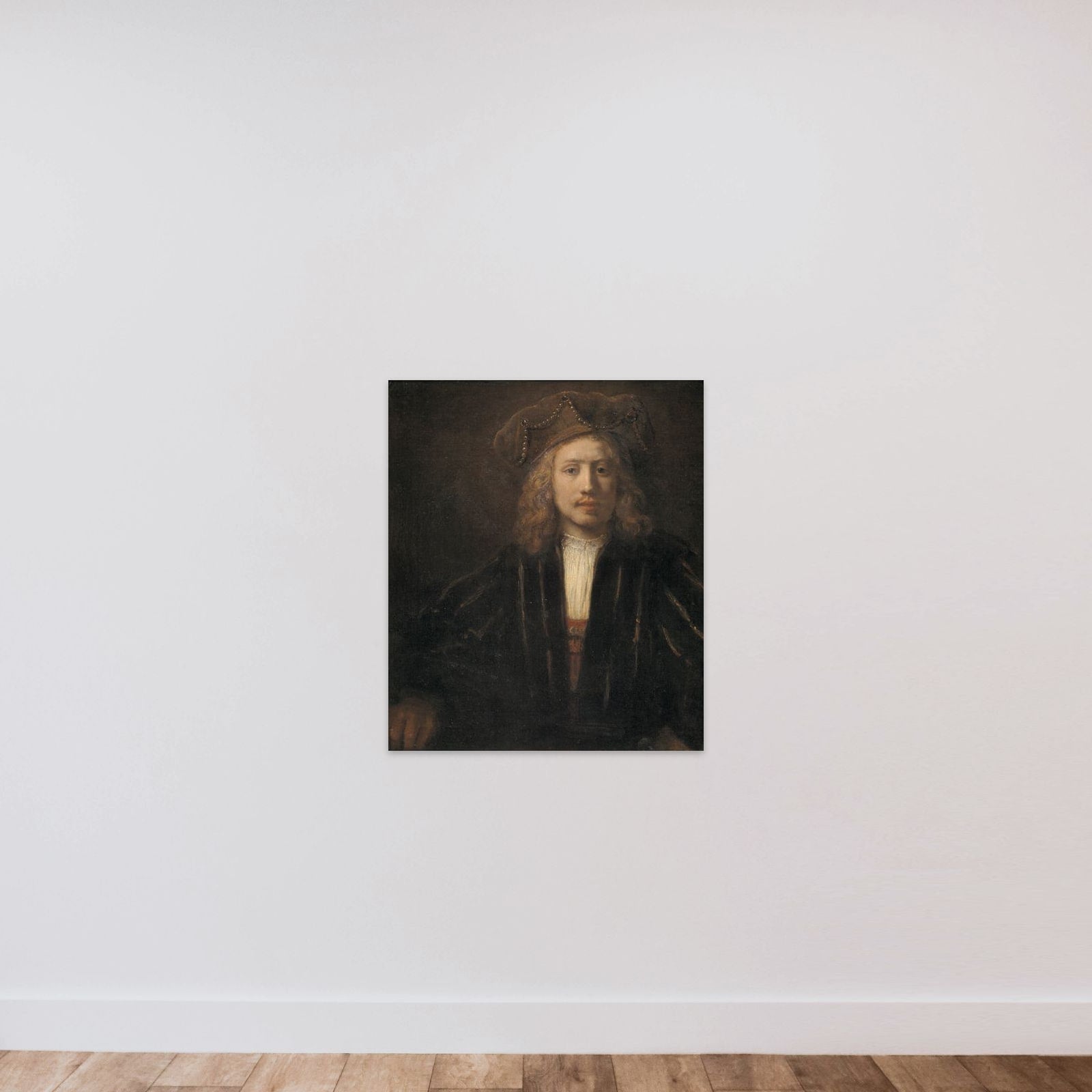 Mand med perlebesat baret unframed — shown to scale
