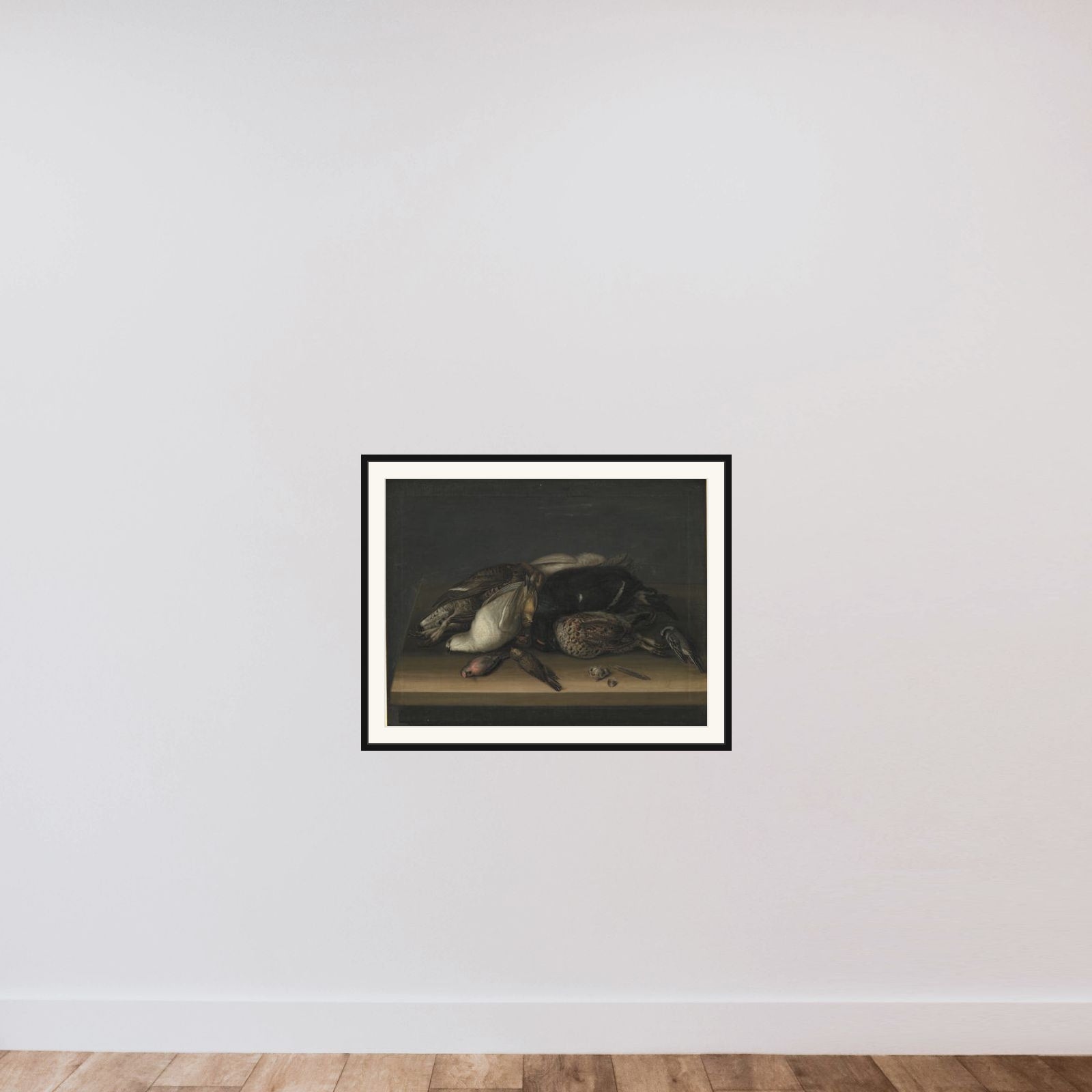 Fuglevildt på et træbord framed — shown to scale