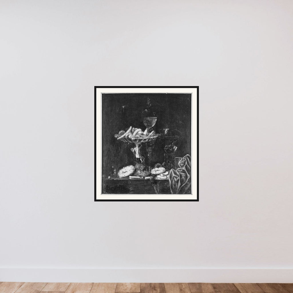 Et bord med drikkekar og konfekturer framed — shown to scale