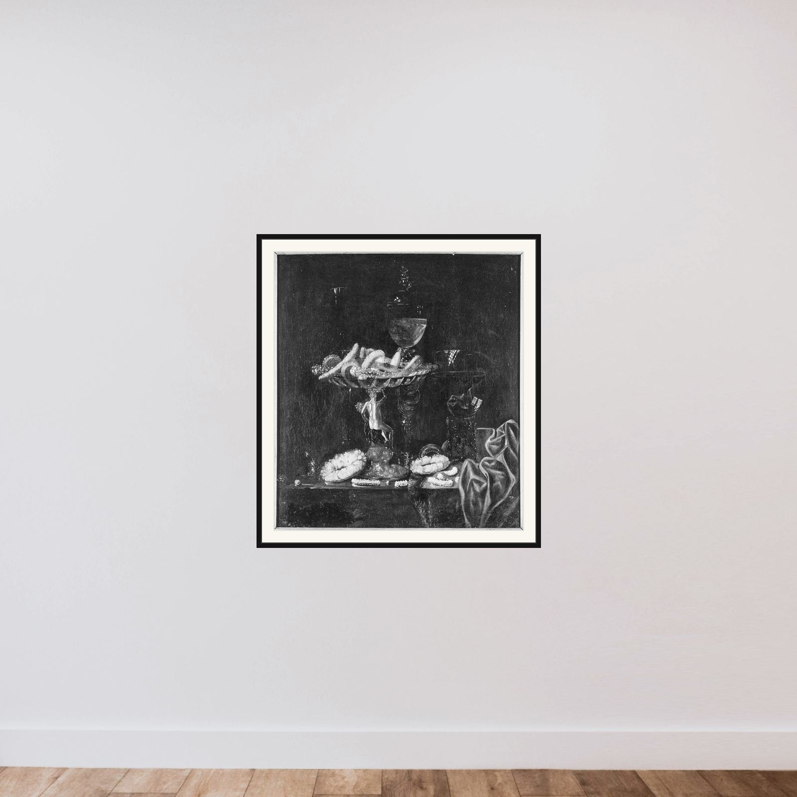 Et bord med drikkekar og konfekturer framed — shown to scale