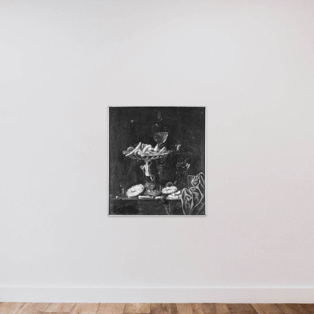 Et bord med drikkekar og konfekturer unframed — shown to scale