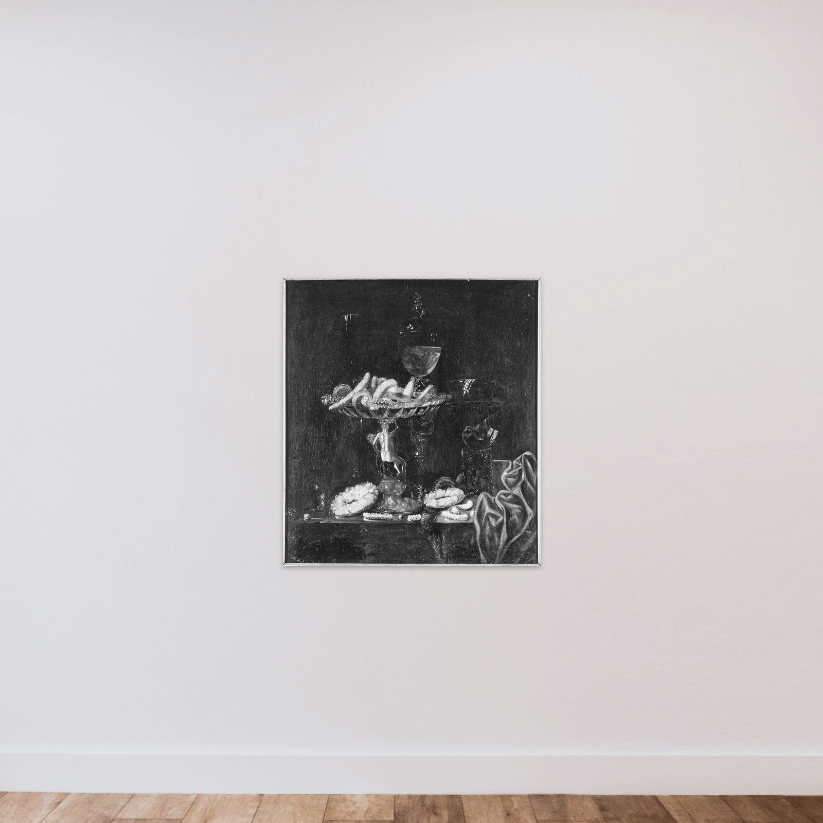 Et bord med drikkekar og konfekturer unframed — shown to scale